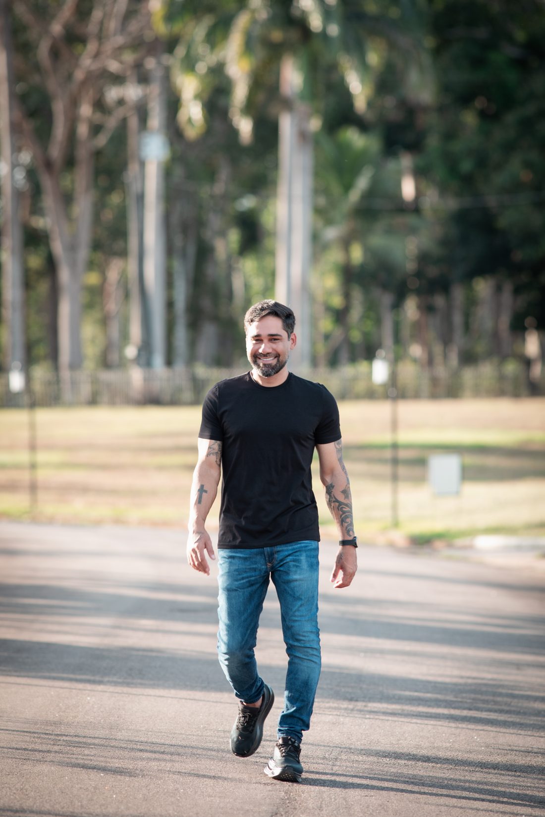 Ninho Testoni caminhando ao ar livre