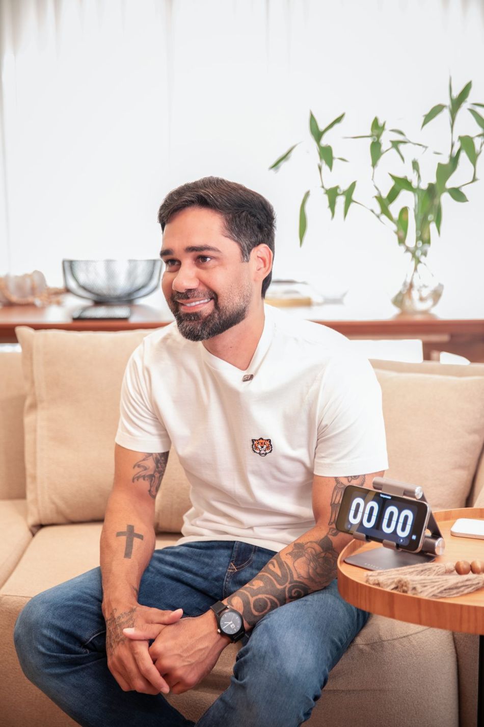 Ninho Testoni sentado, em ambiente de trabalho