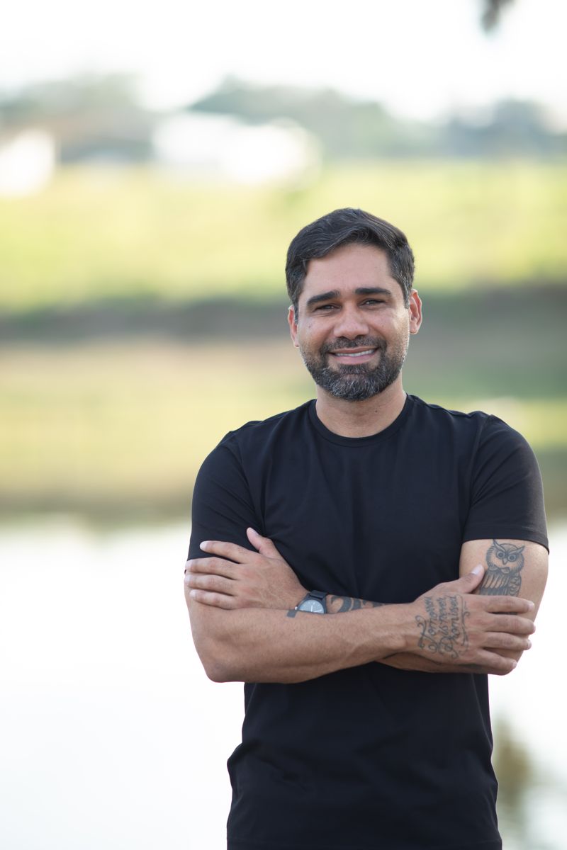Ninho Testoni de braços cruzados ao ar livre